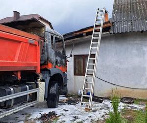 Borzęcin. Pożar samochodu ciężarowego pod budynkiem gospodarczym