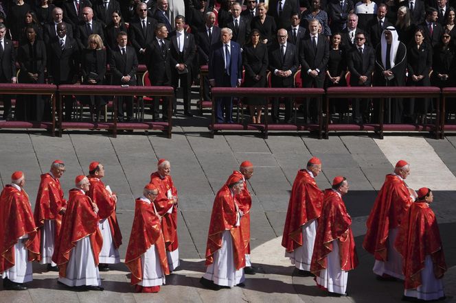 Trump powiedział to do Macrona na pogrzebie! "Nie powinieneś tu być"