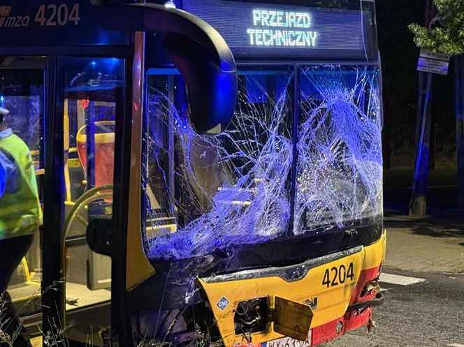 Dramatyczny wypadek we Włochach. Autobus zdzerzył się z osobówką