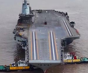 Krajowej produkcji chiński lotniskowiec Fujian wypływa w morze. Rozpoczęły się próby morskie lotniskowca