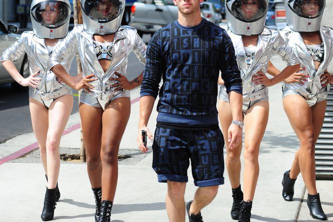 Nick Jonas na spacerze z moonbabes