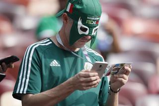 Unia Europejska wchodzi na stadiony. Chce zakazać kibicom robienia selfie!