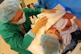 Przemysław Borkowski z Kabaretu Moralnego Niepokoju został tatą w wieku 52 lat! Słodkie jak ciasteczko imię jego córeczki podbija serca fanów