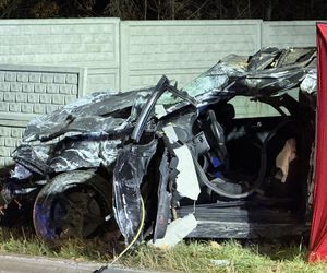 Audi uderzyło w betonowe ogrodzenie. Zginął młody kierowca