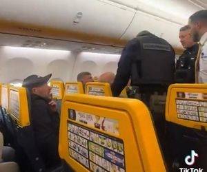 Bijatyka w samolocie! Wieczór kawalerski doprowadził do katastrofy. Zobacz wideo