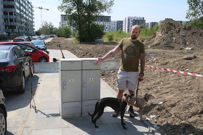 Skrzynka wyrosła na środku chodnika. Absurd w Ursusie