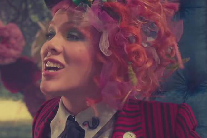 Alicja po drugiej stronie lustra oczami Marty Wierzbickiej i Pink! Film już w kinach! [WIDEO]