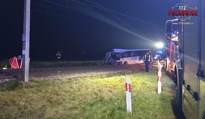 Ścinawa. Tragiczny wypadek autobusu na przejeździe kolejowym. Zginął kierowca