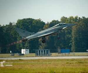 Wzruszający gest pilotów odlatujących z Radomia. Polska flaga na niebie dla „Slaba”