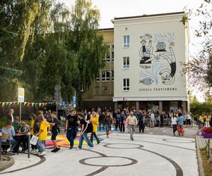 Pierwsza ulica szkolna i mural, który ma zwracać uwagę kierowców. Jak wygląda ul. Hallera w Gdyni?