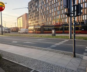 Poranny paraliż w centrum Łodzi. Wykolejony tramwaj zablokował ruch wokół dworca Fabrycznego