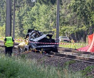 Osobówka wjechała pod pociąg w Wielkopolsce. Cztery osoby nie żyją!