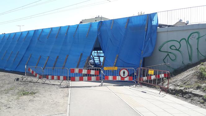 Trwa remont wiaduktu kolejowego z kładką dla pieszych nad ulicą Grunwaldzką w Bydgoszczy [ZDJĘCIA]