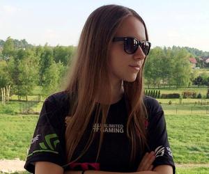 25-letnia Katarzyna Kasix Paciorek dostała udaru podczas transmisji na żywo! Nagranie jest wstrząsające. Źle się czuję...