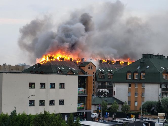 Pożar bloku mieszkalnego w Ząbkach 