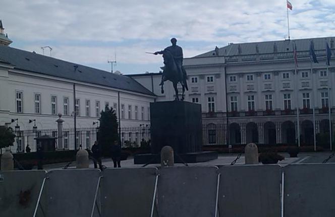 Krzyż zniknął sprzed Pałacu. Gdzie jest krzyż?