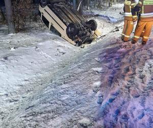 Roztrzaskał fiata i uciekł. Zostawił ciężko rannego kolegę. 25-latek pijany i z sądowym zakazem