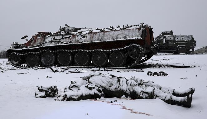 Śnieg przykrywa matrwych żołnierzy rosyjskich