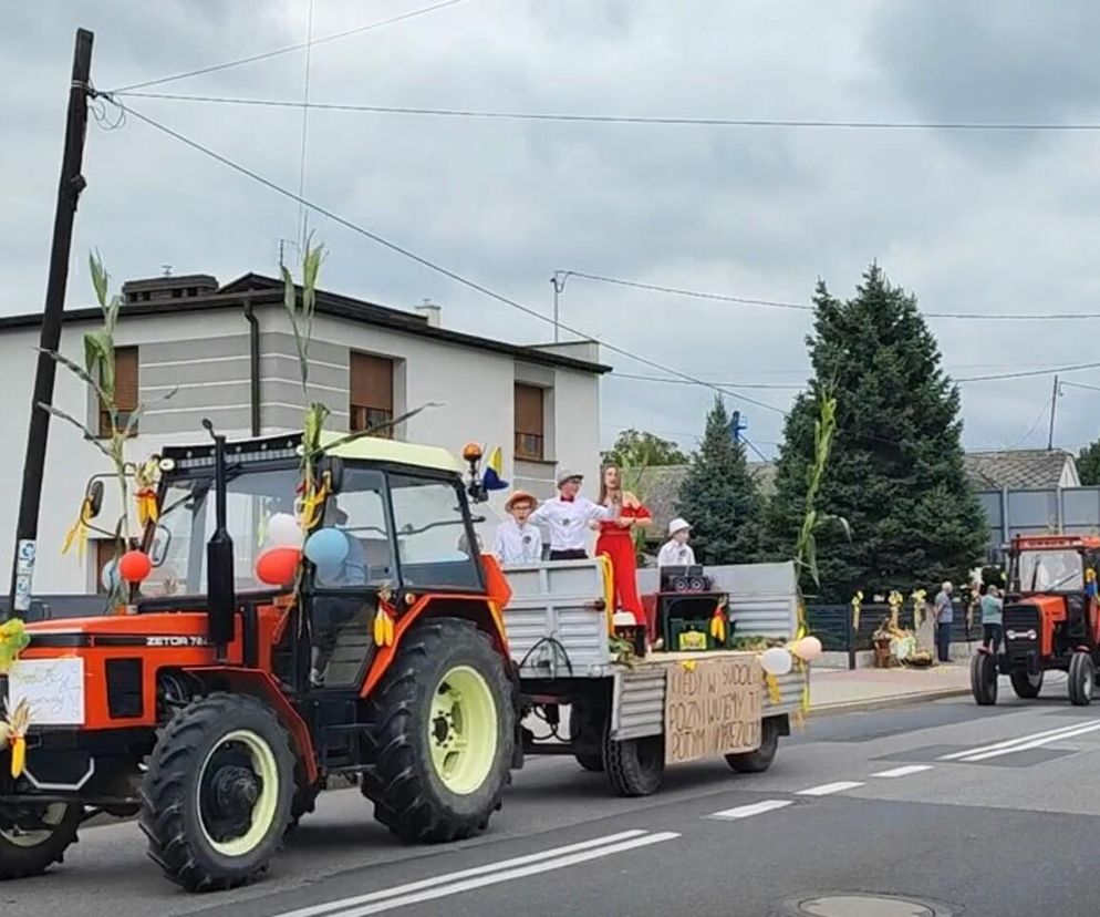Nietypowa rola proboszcza na dożynkach. Ksiądz wcielił się w myśliwego