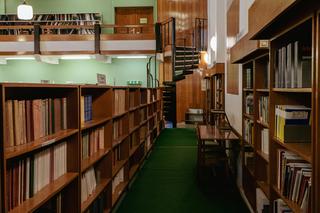 Biblioteka Uniwersytetu Opolskiego - zdjęcia. Zobacz zachowane wnętrza z lat 70.
