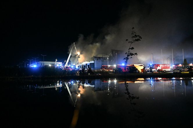 Pożar akumulatorowni na poddaszu zakładu przetwórstwa drobiu w Kawle