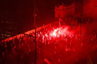 Incydent na Marszu Niepodległości 2025. Spłonęła flaga Unii Europejskiej