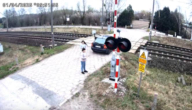 O krok od tragedii. Samochód zepsuł się im na przejeździe. LIczyły się sekundy