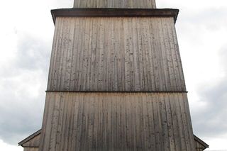   To jedno z nielicznych takich miejsc na Mazurach. Drewniany kościółek z XVII wieku robi wrażenie!