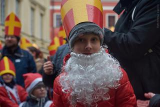 Setki Mikołajów w centrum miasta. Orszak św. Mikołaja w Lublinie