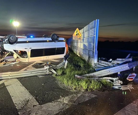 Dachowanie busa na trasie S8 w Lucynowie na Mazowszu