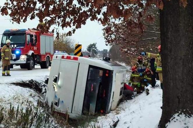 Wypadek busa z ponad 20 dziećmi w środku! Droga w Trześni na Podkarpaciu zablokowana  