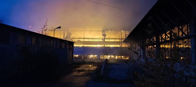 Pożar hali pod Kętrzynem. Trwa akcja gaśnicza, 10 wozów na miejscu