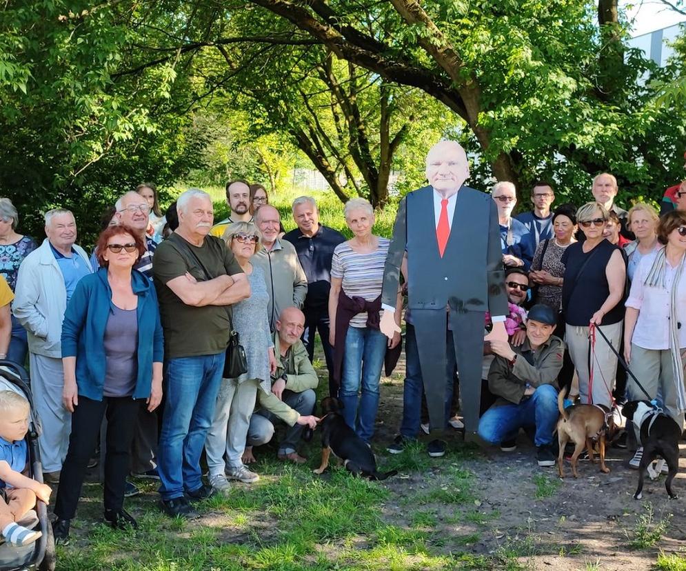Happening działaczy Zielonych Wrzosów w Toruniu. Kukła prezydenta zamiast Michała Zaleskiego