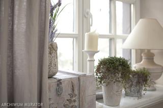 Aranżacja okna w stylu romantycznym w kolorze białym