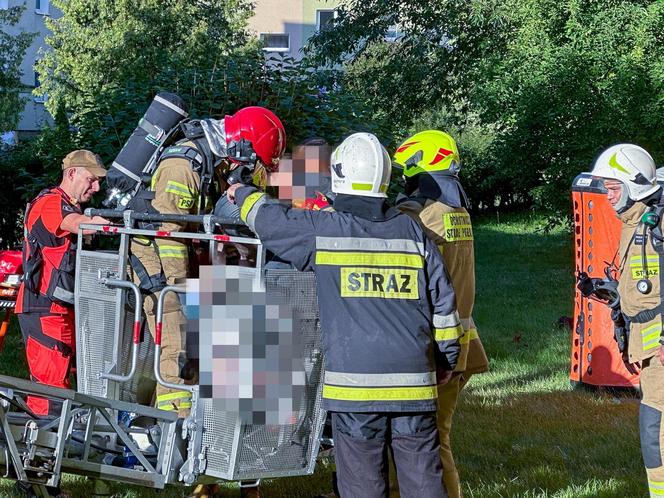 Pożar w bloku. Uwięziony staruszek czekał na pomoc z doniczką na głowie. 