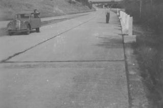 Drogi Dolnego Śląska po wojnie i w PRL-u. Stare samochody, oznakowania i betonowe płyty