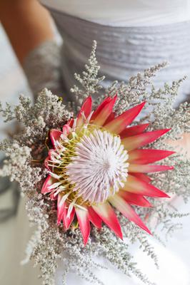 Protea w ślubnej wiązance