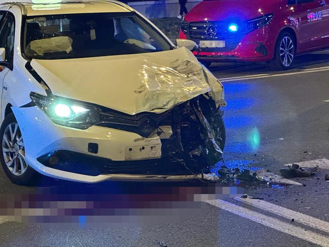 Makabryczny wypadek na Mokotowie. Motocyklista zderzył się z autem i wpadł na parking