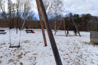 Plac zabaw dla dorosłych. Huśtawki na kilka metrów