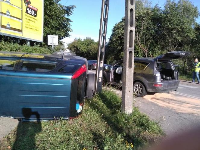 Dachowanie na skrzyżowaniu Moniuszki i Nowowiejskiej! Kierowca zabrany do szpitala