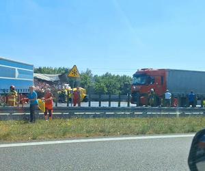 Koszmarny wypadek na A1 w Dobieszowicach. Zderzyły się dwie ciężarówki i bus. Lądował LPR