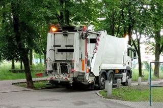 Kierowca śmieciarki jechał zygzakiem. Mówił, że to wina kompotu
