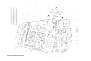 Brownfield - biurowiec na post-industrialnym terenie kopalni otoczonym przez sztuczne jeziora