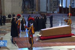 Donald Trump tuż przed pogrzebem papieża Franciszka podszedł do trumny. Co się stało?