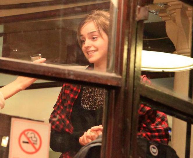 Emma Watson szaleje z chłopakiem w pubie