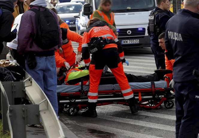 Aktywiści znów blokują Warszawę. Przykleili się do mostu, interweniowało pogotowie