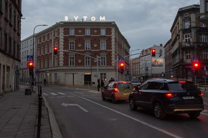 Zabytkowy neon wrócił do życia. "Bytom" wita mieszkańców centrum