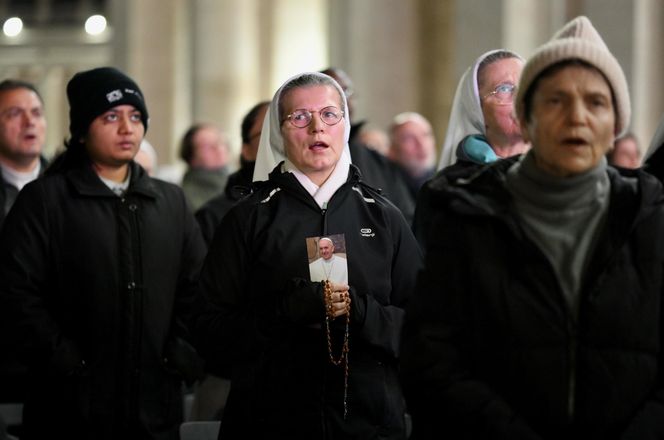 Wierni modlą się o zdrowie papieża Franciszka