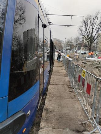 Wpadł do wykopu i zmarł. Co się stało na przystanku grozy?