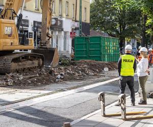 Spalona kamienica w Poznaniu znika. Trwa rozbiórka budynku  1:44 PM  i to się nie pali kompletnie! 